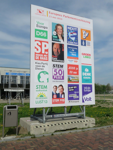 844094 Afbeelding van het nieuwe 'digitale' verkiezingsbord aan de Castellumlaan te De Meern (gemeente Utrecht). Op het ...